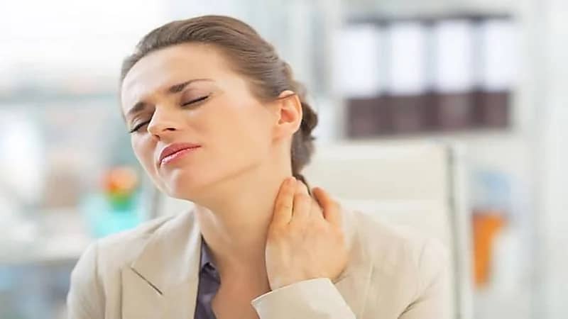 تحذير من مخاطر طقطقة الرقبة