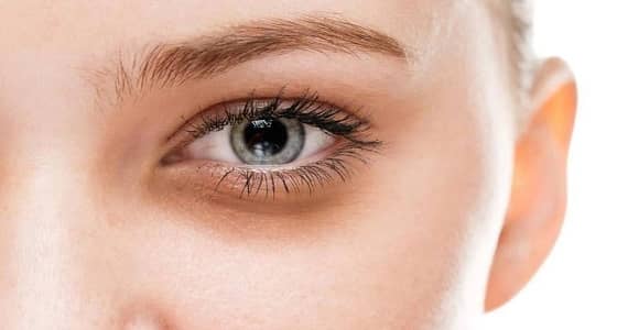 حيلة بسيطة لإخفاء الهالات السوداء بـ " أحمر الشفاه "