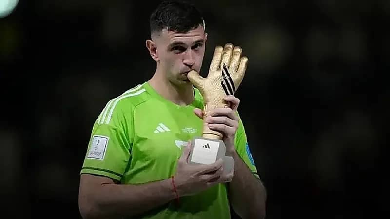 مارتينيز يعلق على حركته "الغير لائقة" أثناء تسليمه جائزة أفضل حارس بالمونديال