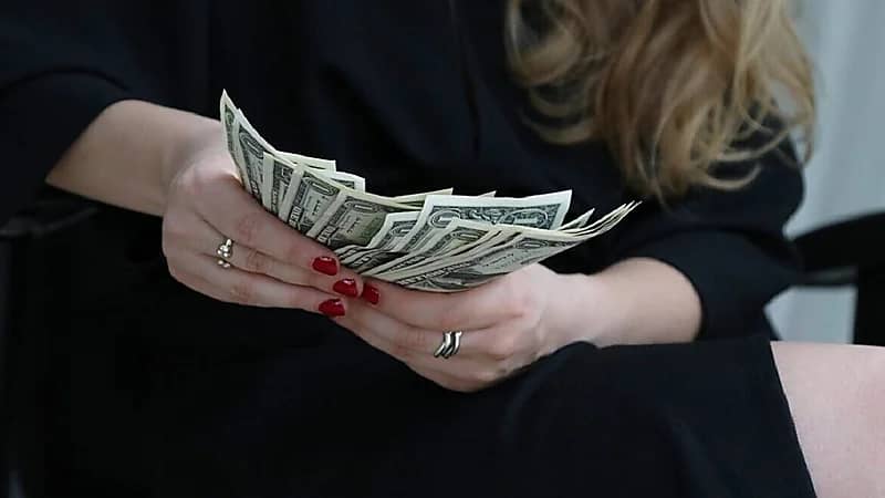 امرأة تحرق 3 آلاف دولار داخل "الميكروويف لسبب مثير