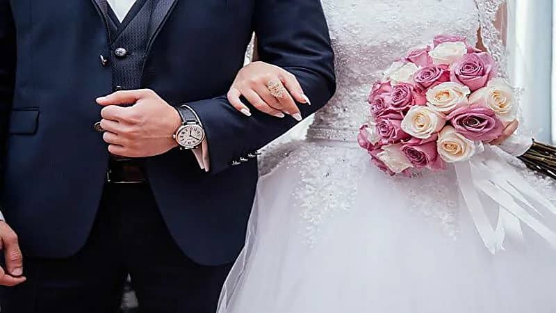 امرأة تحاول منع جدة ابنها من حضور حفل زفافه بطريقة شيطانية 