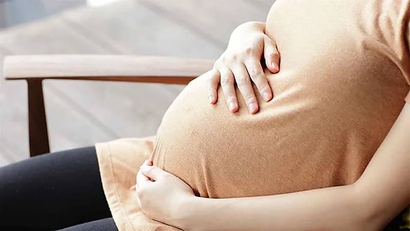 بالفيديو .. 5 أضرار شائعة لقص العجان بالطول عند الولادة