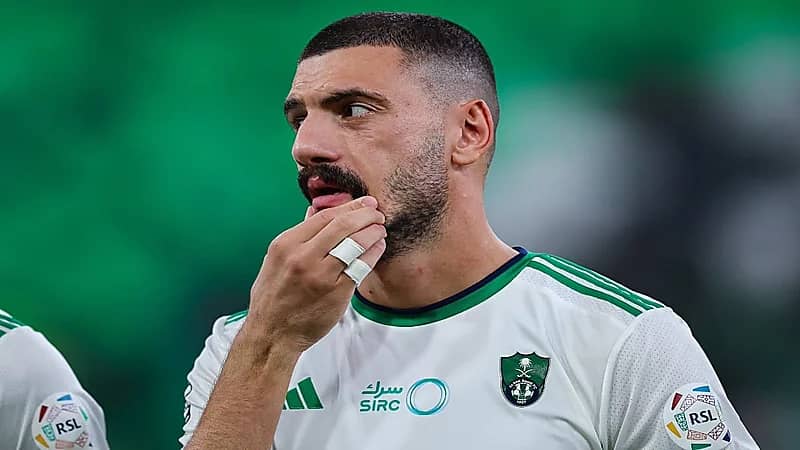 الأهلي يفقد دميرال أمام الشباب