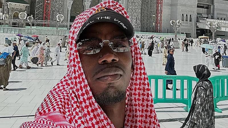 بوغبا في الحرم المكي بالشماغ بعد أنباء انتقاله للدوري السعودي