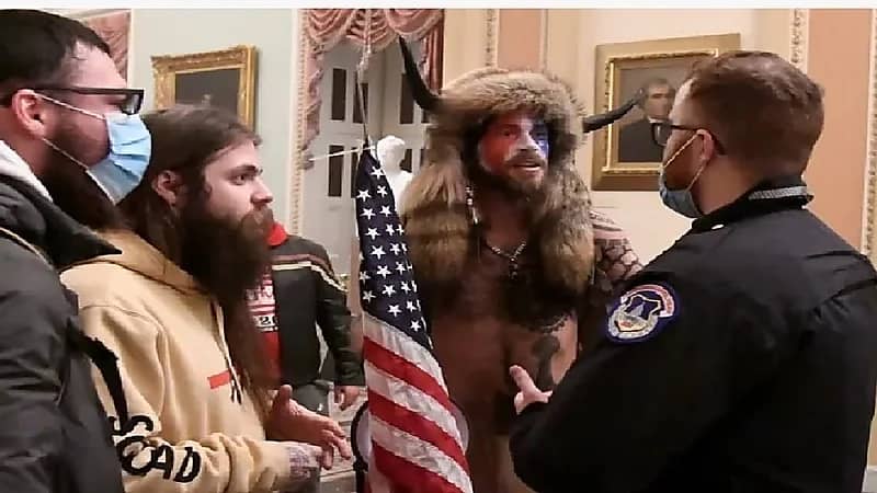 جنرالات متقاعدون يحذرون من حرب أهلية بأمريكا في ٢٠٢٤