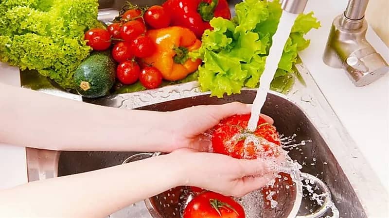 "الذيابي" يحذر: تجنبوا غسل الفواكه والخضروات بالمنظفات