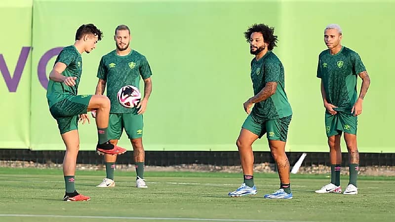 لاعبو فلومينينسي يستخدمون واقي الشمس قبل مواجهة الهلال
