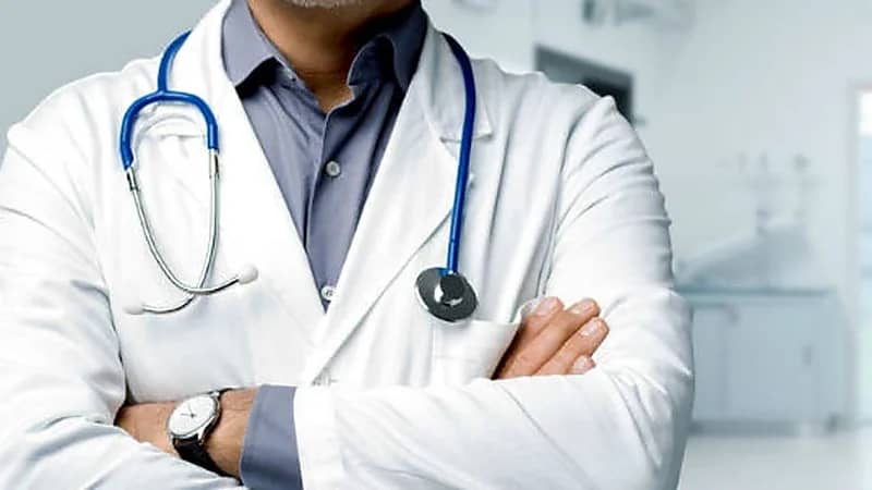 عاطل ينتحل صفة طبيب داخل أحد المستشفيات 