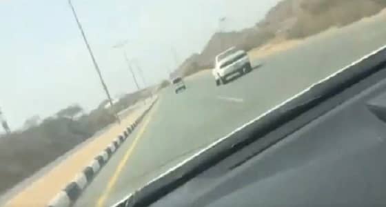 بالفيديو.. حافلة لنقل الطالبات تتجاوز سرعة 160 كلم بجازان