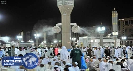 بالصور.. ساحات المسجد النبوي تحتضن المصلين تحت رذاذ الماء