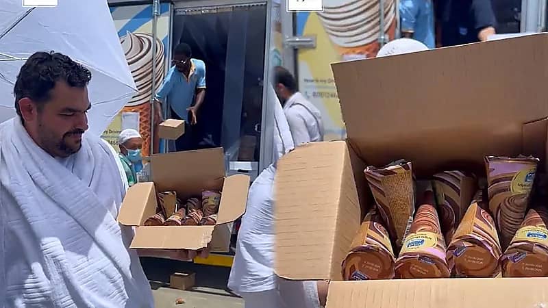 توزيع الآيسكريم مجانًا في مشعر عرفات للتبريد على الحجاج.. فيديو