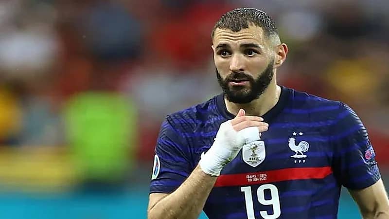كريم بنزيما يعلق على غيابه عن كأس العالم
