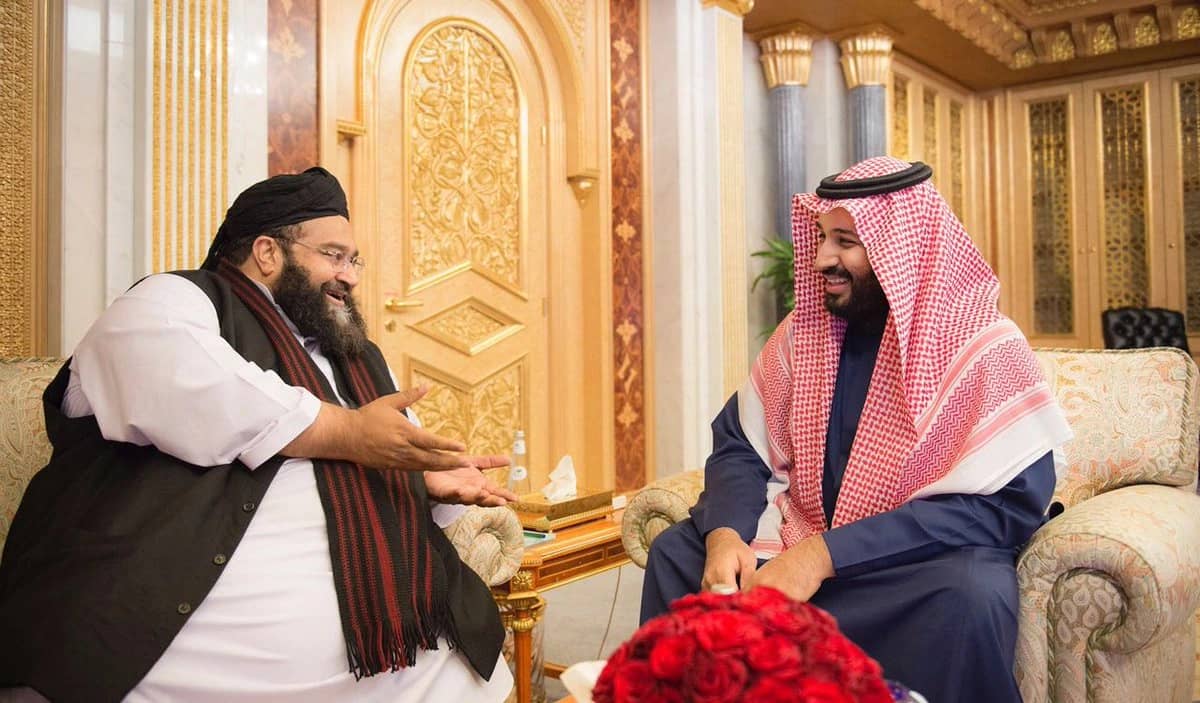 سمو ولي ولي العهد يستقبل رئيس مجلس علماء باكستان