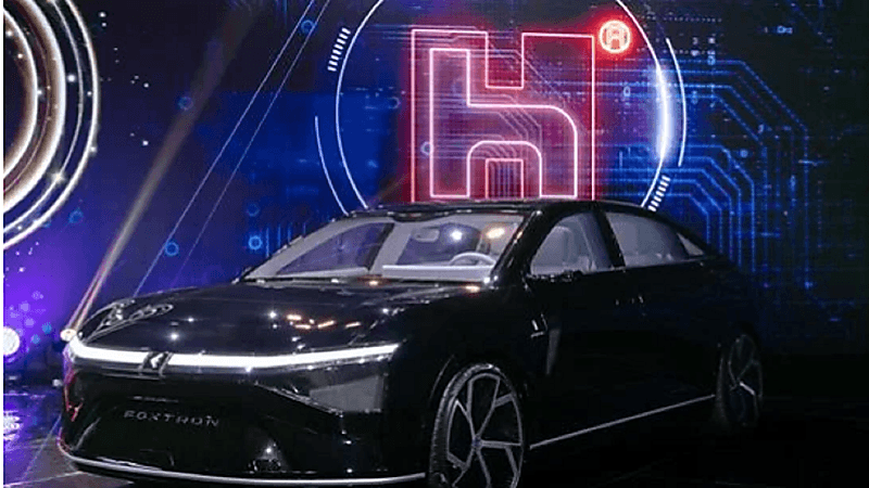 فوكسكون تطرح أول نماذجها لسيارتين كهربائيتين