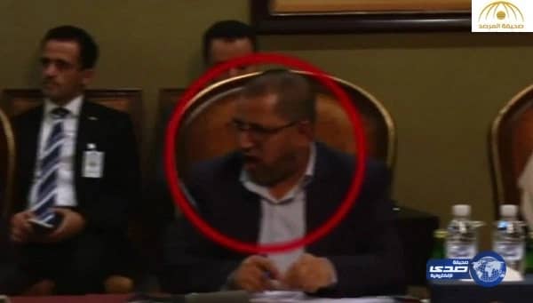 بالفيديو : حوثي يمضغ القات المخدر في اجتماع مع المبعوث الدولي بالكويت