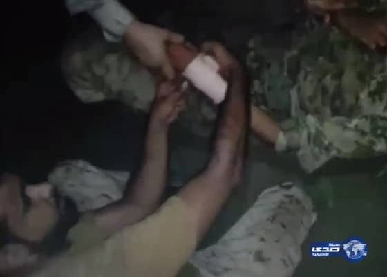 شاهد.. كيف تعامل الجنود السعوديون مع الأسرى الحوثيين