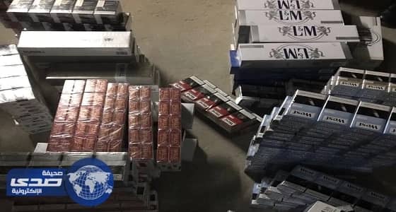 بالصور.. ضبط عمالة مخالفة تخزن عبوات السجائر للتهرب من الضريبة الانتقائية