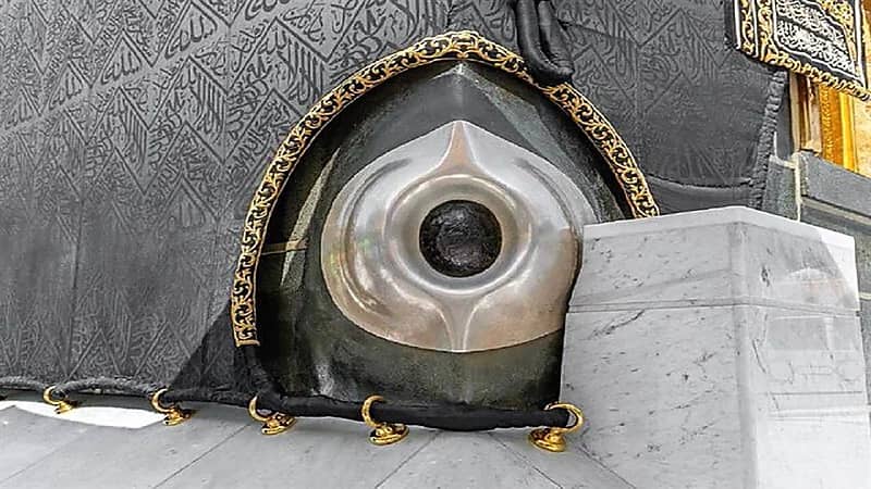 شؤون الحرمين تنفذ الصيانة الدورية للحجر الأسود