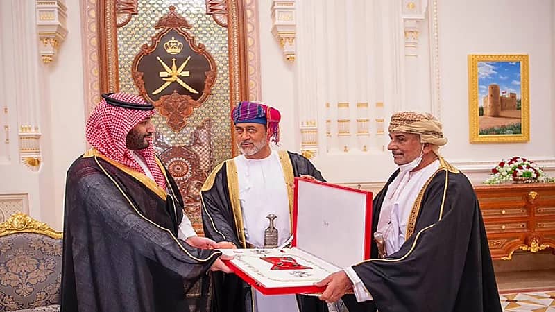 سلطان عمان يمنح ولي العهد وسام عُمان المدني من الدرجة الأولى(فيديو)