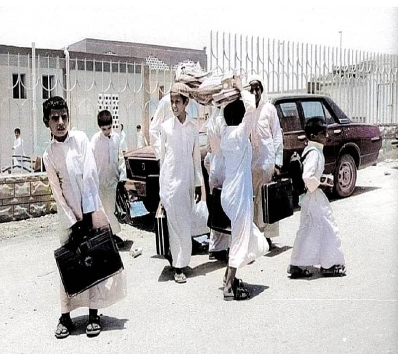 صورة لبعض الطلبة في مدارس الزمن الجميل