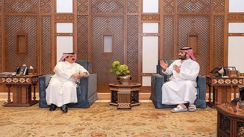 ولي العهد يستقبل ملك البحرين