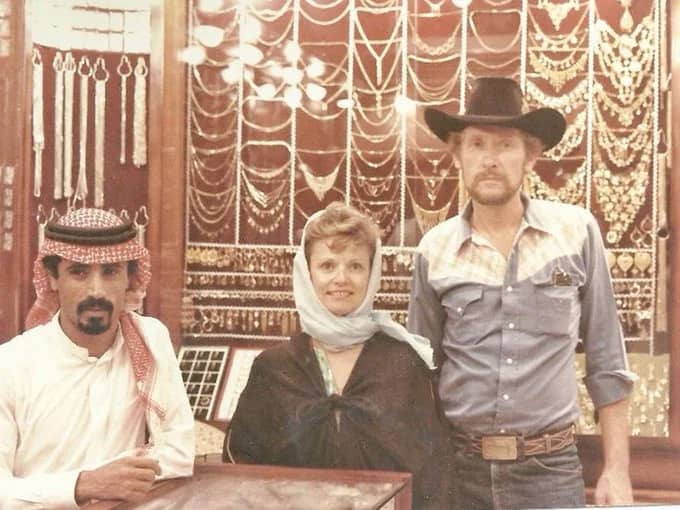 سياح في سوق الذهب بالرياض قديما