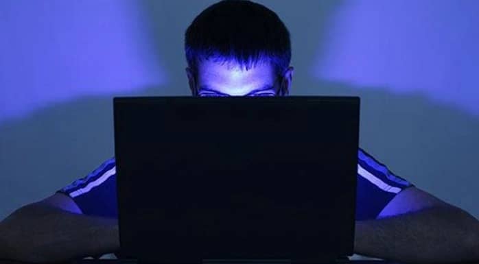 القوادة والـ«سكايب».. تستدرج الرجال لأفعال جنسية وتبتزهم