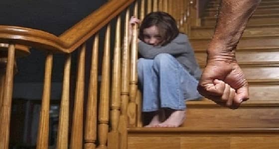 زوج يقوم بتخدير زوجته يوميا ليضاجع طفلتيه الصغيرتين