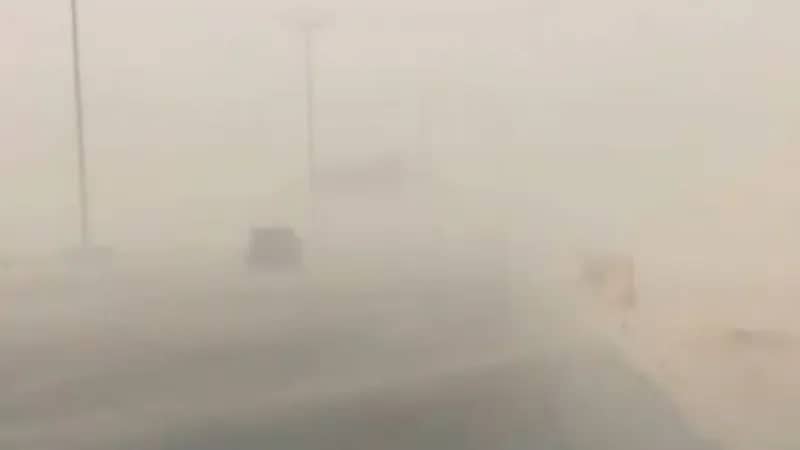 شاهد.. موجة غبار تتسبب في إغلاق طريق "الأحساء _ الدمام"