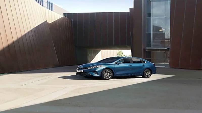 كيا سيراتو الجديدة تخطف الأنظار بتصميمها الفريد بعد وصولها إلى المملكة "صور"