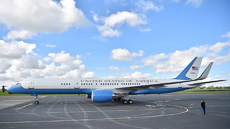 العثور على زجاجتي "كحول" داخل طائرة الرئيس الأمريكي الجديدة