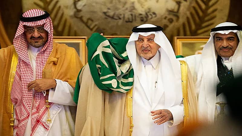 شاهد.. الأمير خالد الفيصل يؤدي "العرضة" في احتفالات اليوم الوطني