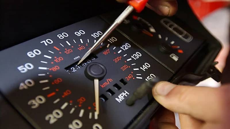طرق سهلة لاكتشاف التلاعب في عداد السيارة المستعملة