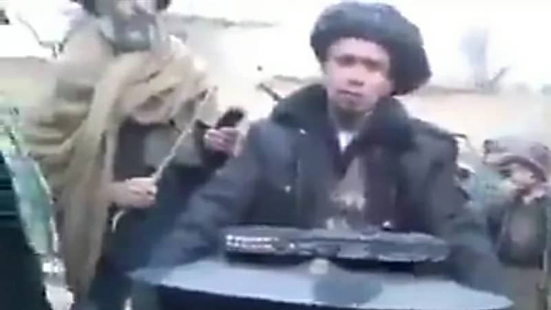 شاهد.. طالبان تحطم جهاز تلفزيون وآلالات موسيقية