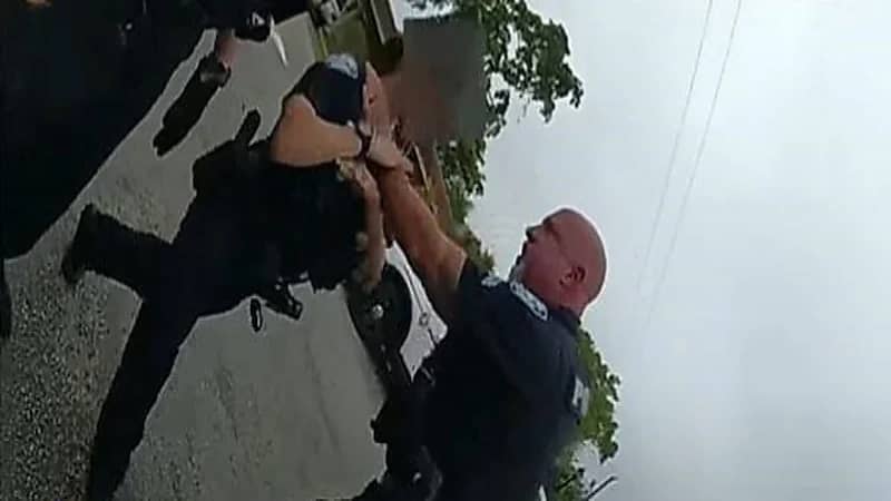 شاهد.. لحظة اعتداء شرطي على زميلته أثناء إحدى المهمات الميدانية