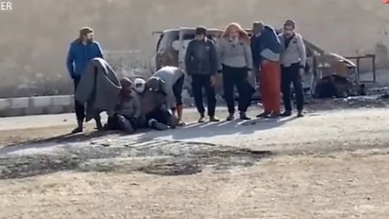 شاهد.. لحظة استسلام عناصر داعش في سجن غويران بالحسكة