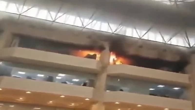 شاهد.. لحظة إخماد حريق جزئي في مبنى وزارة الكهرباء بالكويت