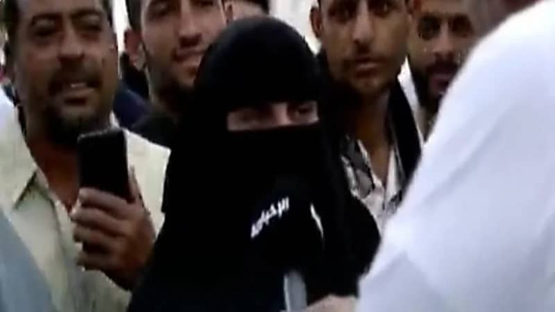 شاهد.. معتمرة تذرف الدموع وتدعي بإصلاح الحال في اليمن 