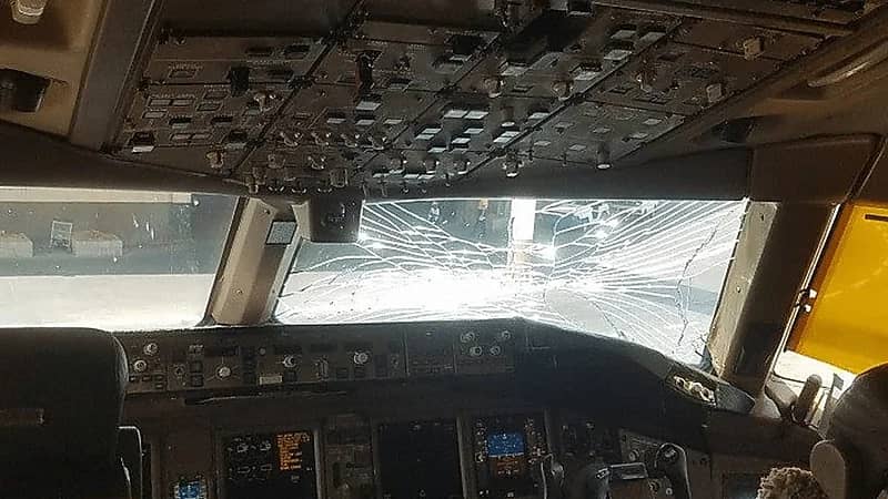 هبوط اضطراري لطائرة متجهة إلى جدة بعد تحطم زجاجها في الهواء 