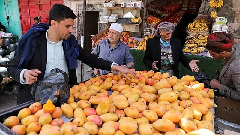 الحوثي يمنع فاعلي الخير من تقديم المساعدات ويوقف مبادرات الإفطار