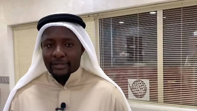 شاهد.. قصة تحول مايكل من المسيحية إلى الإسلام بعد وصوله إلى المملكة