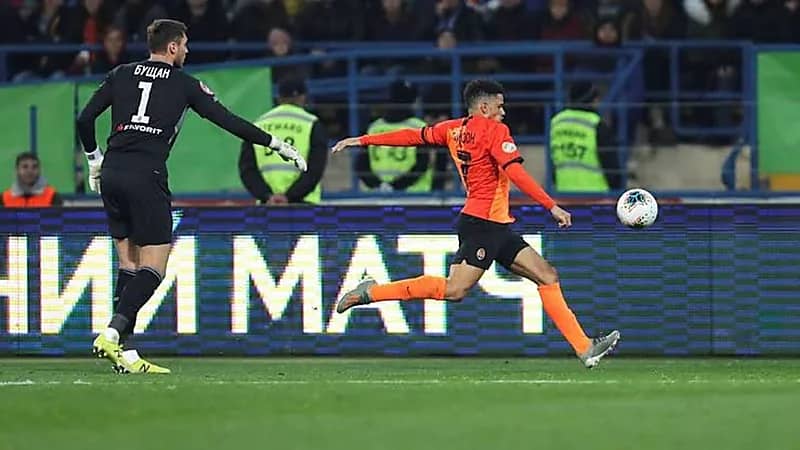 إلغاء الدوري الأوكراني لكرة القدم وحجب اللقب 