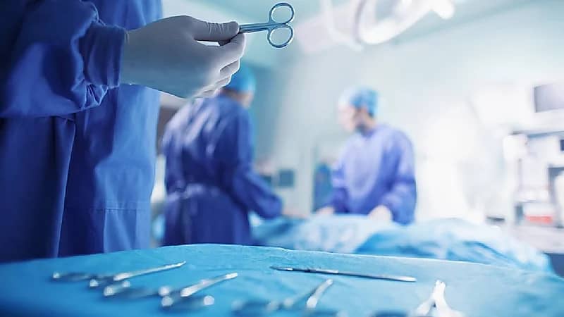 بالفيديو.. قصة طفل مريض رفضته دول أوروبية ووافق خادم الحرمين على علاجه بالرياض