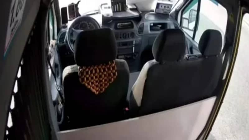 شاهد.. غراب يسرق مال من سيارة أجر ويفر هاربًا