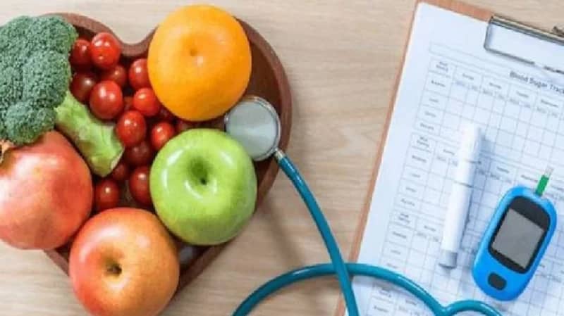 يؤثر على مستوى الغلوكوز في الدم .. أطباء يحذرون مرضى السكري من تناول عصير الفاكهة