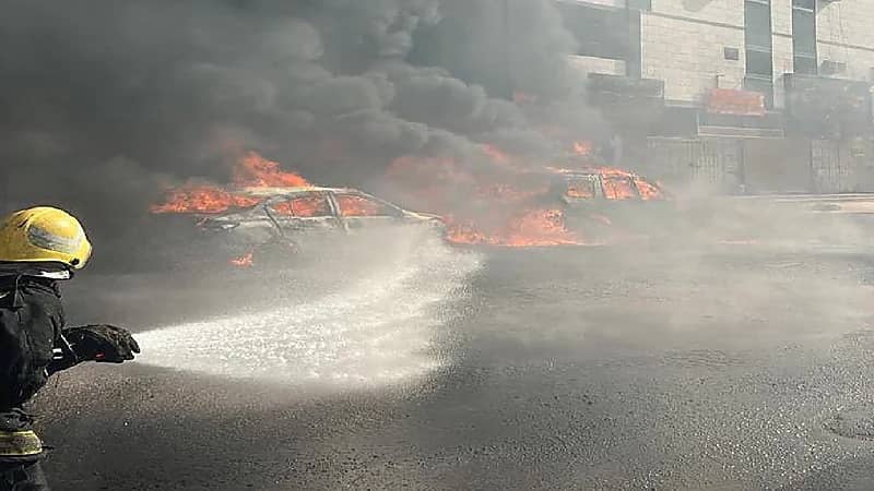 إصابة شخصين إثر حريق في مركبتين بحي النزهة