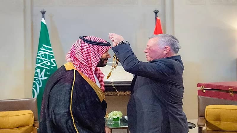 بالصور.. الملك عبد الله الثاني يقدم لولي العهد أرفع وسام مدني في الأردن
