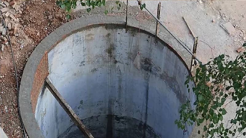 امرأة تلقى مصير الطفل ريان بعد سقوطها في بئر