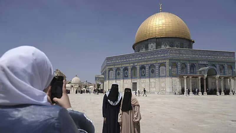 صورة "خليعة"  لإسرائيلية داخل الأقصى تثير غضب الفلسطينين