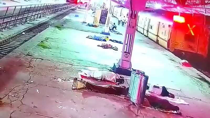 بالفيديو.. لحظة اختطاف طفل رضيع من حضن أمه في الهند